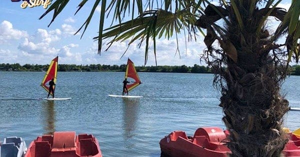 Tickets 10 Windsurfen of suppen bij Toms Beach & Surf