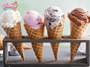 2 bollen schepijs naar keuze + topping bij Franky's IJssalon