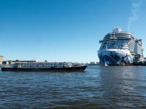 Rondvaart door haven van Amsterdam (2